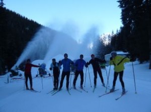 Gruppe vor den Schneekanonen im Flüelatal. 